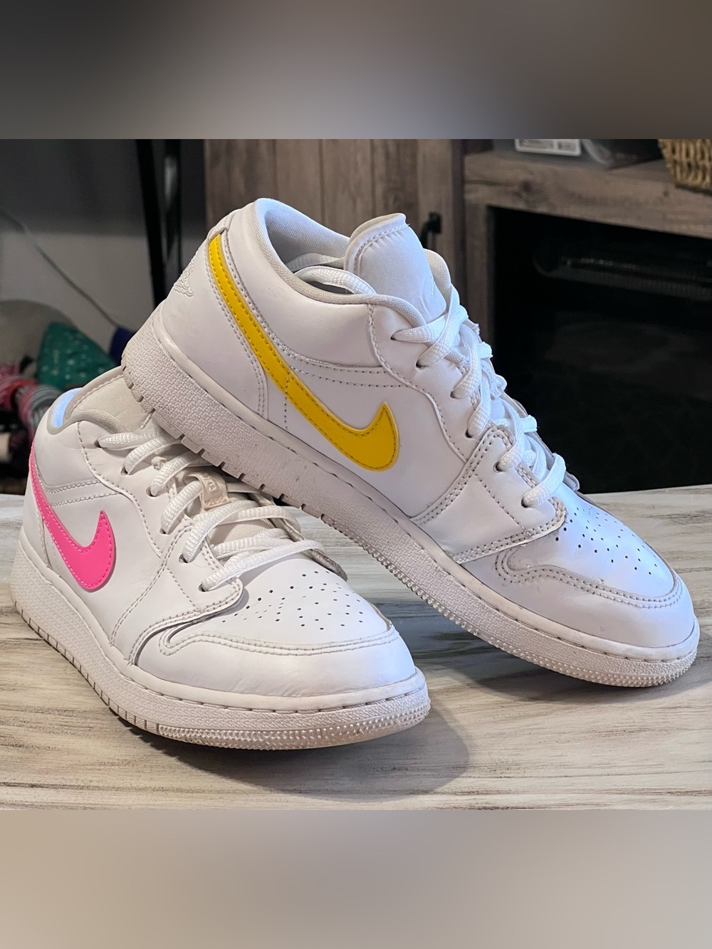 Air Jordan 1 Low White Neon Multicolor Swoosh 5Y Women’s 6.5 CW7035-100